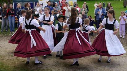 Bild: Heimat- und Trachtenverein/Josef Leipold/exb
Der Trachtenverein D'Haidnaabtaler aus Trabitz sorgte mit seinen Volkstanzaufführungen für Stimmung und Abwechslung beim Erntedankfest.