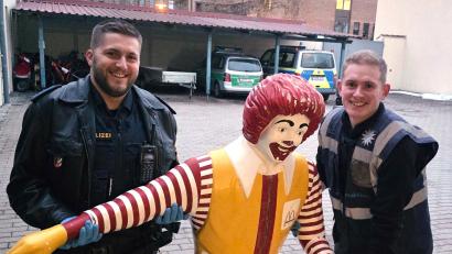 Bild: PI Schwandorf, PHMin Wexler
Da freut sich auch die Polizei: Die gestohlene Ronald-McDonald-Figur ist wieder da.