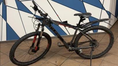 Bild: Polizei
Wem gehört das Mountainbike, das die Polizei am Sonntag in Weiden sicherstellte? Der Eigentümer soll sich melden.