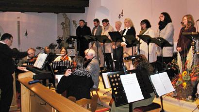 Bild: ld
Sängerinnen und Sänger um Regionalkantor Stephan Merkes, der den Abend auch am Keyboard begleitete.