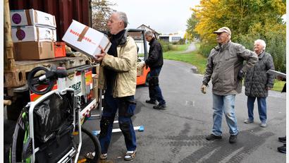 Bild: ubb
Wie am Fließband wird der Container beladen. Geroldine Ondrusek (hinten rechts) darf zuschauen. Die heute 94-jährige Tirschenreutherin hat die Aktion Solidarität vor über 40 Jahren gegründet.