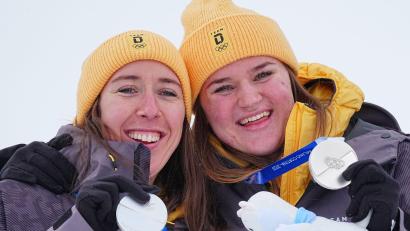 Bild: Michael Kappeler/dpa
Kira Weidle-Winkelmann (links) jubelt zusammen mit Emma Aicher über Kombi-Silber.