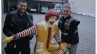 Bild: PI Schwandorf, PHMin Wexler
Da freut sich auch die Polizei: Die gestohlene Ronald-McDonald-Figur ist wieder da.