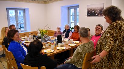 Bild: ubb
Als Impulsgeberin im Februar begrüßte Susi Bittner (rechts) die Pastoralreferentin des Bistums Regensburg, Heidi Braun (ganz rechts sitzend). Zu Gast war diesmal auch die Rektorin der Realschule Neustadt, Irene Sebald (Zweite von links).