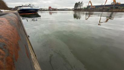 Bild: Daniel Löb/dpa
Das Öl ist vermutlich aus einer Buchse an der Antriebswelle ausgetreten.