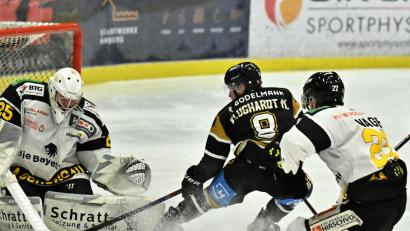 Bild: Hubert Ziegler
Max Klughardt (Mitte) vom ERSC Amberg vergibt in dieser Szene knapp eine Großchance.