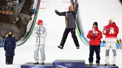 Bild: Daniel Karmann/dpa
Philipp Raimund (M) jubelte ausgelassen, will sich beim Feiern aber erst einmal zurückhalten.