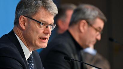 Bild: Sven Hoppe/dpa
Bundesverkehrsminister Patrick Schnieder brachte auch viel Geld nach Bayern mit.