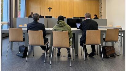 Bild: juh
Der 53-jährige Angeklagte muss sich vor dem Landgericht Weiden wegen des Vorwurfs des versuchten mehrfachen, schweren sexuellen Missbrauchs von Kindern verantworten. Es ist nicht das erste Mal, dass er wegen derartiger Taten angeklagt ist.