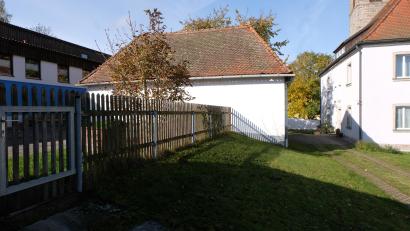 Bild: Fred Lehner
Im Zuge der Generalsanierung und Erweiterung des Kindergartens St. Johannes Maria Vianney wird das Gebäude zwischen Kindergarten und Pfarrhaus abgebrochen.
