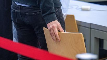 Bild: Armin Weigel/dpa
Im Champagner-Fall ist vor dem Landgericht Weiden ein Niederländer angeklagt. Er soll Logistiker eine Drogenbande gewesen sein. (Archivbild)