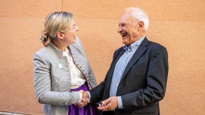 Bild: Armin Weigel/dpa
Erwin Huber, ehemaliger CSU-Chef, und Katharina Schulze, Fraktionschefin der Grünen in Bayern, verabschieden sich nach einer Diskussionsveranstaltung im Rahmen der Herbstklausur der bayerischen Grünen-Landtagsfraktion.