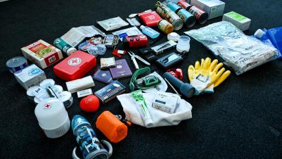 Bild: Jens Kalaene/dpa
Eine Grundausstattung für den Notfall sollte jeder Zuhause haben. Dazu gehören auch Medikamente, Wasser und Lebensmittel für mehrere Tage. (Illustration)