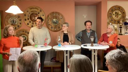 Bild: Monika Ziegeler
Bei der Podiumsdiskussion in Kümmersbruck (von links): Veronika Frenzel (Bund Naturschutz) und die Bürgermeisterkandidaten Christoph Micko (FW), Lisa Hartinger (SPD) und Markus Mahal (parteilos/unterstützt von den Grünen) sowie Beate May (Kreisleiterin Bund Naturschutz).