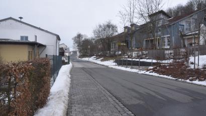 Bild: fz
Um diese Einrichtungen in Parkstein geht es: Links ein Teil der Grundschule, gegenüber der Kindergarten. Eine Heizzentrale soll beide versorgen.