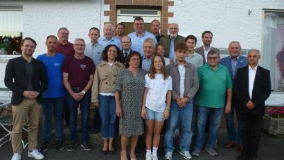 Bild: bk
Auch mit 75 aktiv bleiben, lautet die Devise von Herbert Rudolph (vorne Mitte) mit Ehefrau Maria, Kindern und Enkeln sowie weiteren Gratulanten aus Politik, Kirche und Vereinen..