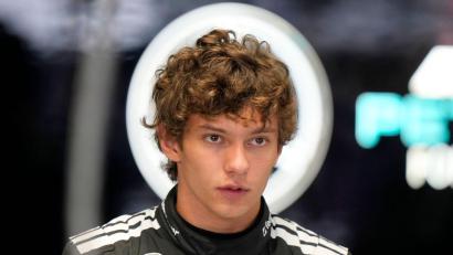 Bild: Luca Bruno/AP/dpa
Eine Schrecksekunde gab es für Kimi Antonelli vor den Testfahrten. (Archivbild)