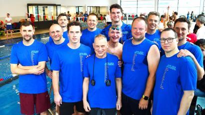 Bild: Gerhard Büttner
Auch sie stehen für große Zeiten im Weidener Schwimmsport (von links) Florian Dachauer, Stefan Wutz, Conrad Kebelmann, Franz Herrmann, Christoph Argauer, Peter Dehling, Markus Dippold, 
Philipp Wolf, Thomas Bauer Jörg Grasser, Andreas Friedrich und Max Schenke