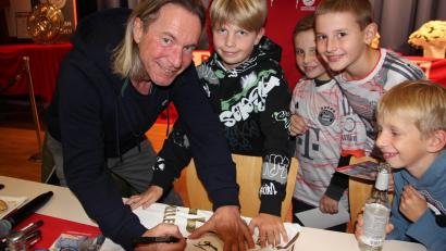 Bild: kro
Bereitwillig gibt Michael Sternkopf Autogramme, wie hier auf dem Trikot von Fabian Strickner (neben ihm).