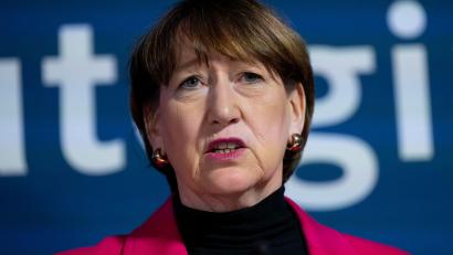 Bild: Sven Hoppe/dpa
VDA-Chefin Hildegard Müller warnt vor weiteren Stellenverlagerungen der Autoindustrie ins Ausland. (Archivbild)