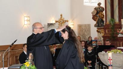 Bild: rpp
Pfarrerin Kathrin Spies wird für ihr neues Amt eingesegnet.