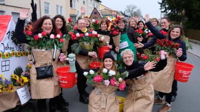 Bild: do
Der Eschenbacher Faschingszug hat eine lange Tradition und findet alle zwei Jahre statt. Beim Gaudiwurm 2024 ließ es der Obst- und Gartenbauverein Rosen regnen.