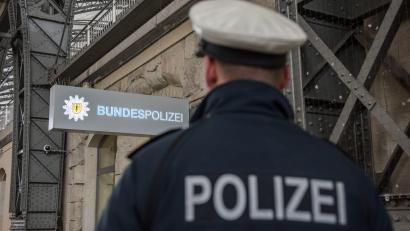 Symbolbild: Bundespolizei
Beamte der Bundespolizei nahmen eine 56-Jährige fest. Sie soll eine 19-Jährige bedroht und festgehalten haben.