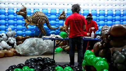 Bild: Sven Hoppe/dpa
Aus Luftballons mach Dino: Rund 100 Künstler haben für die Ausstellung „Luftballonwelten“ Tiere, Pflanzen und Sehenswürdigkeiten nachgebaut.