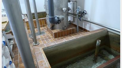 Bild: bsc
Auf Hochtouren laufen derzeit die Arbeiten an der gemeindlichen Wasserversorgung - zum Beispiel im Innenraum der Entsäuerungsanlage. Nach Beendigung der Arbeiten wird eine Wasserrechtliche Genehmigung für die nächsten 20 Jahre erteilt.