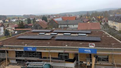 Bild: lep
Der Bau der Offenen Ganztagsschule in Kirchenthumbach ist im vollem Gange. Kurz vor dem Wintereinbruch ist die Holzständerbauweise mit Dämmplatten isoliert, auf dem Dach eine Photovoltaikanlage installiert und das Dach für die Begrünung vorbereitet.