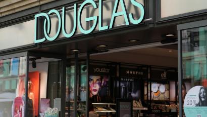 Bild: Marcus Brandt/dpa
Die Parfümeriekette Douglas hat in Deutschland etwa 340 Filialen.