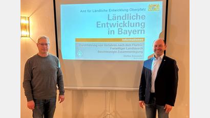 Bild: Sebastian Götz
Steffen Schneider (links) vom Amt für ländliche Entwicklung informierte gemeinsam mit Ensdorfs Bürgermeister Hans Ram über das Thema "Freiwilliger Landtausch".