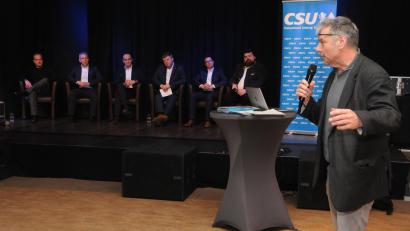 Bild: ge
Das Podium, von links Stefan Kopp, Matthias Franke, Hans-Jürgen Strehl, Karlheinz Brandelik, Jörg Bruckner und Stefan Frank, mit Moderator Jürgen Herda.