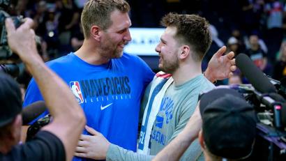 Bild: Matt York/AP/dpa
Dirk Nowitzki (l) und Luka Doncic kennen sich aus gemeinsamen Zeiten in Dallas bestens.