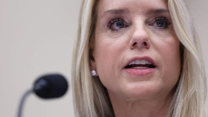 Bild: Tom Brenner/AP/dpa
US-Justizministerin Pam Bondi muss sich kritischen Fragen vor einem Ausschuss stellen.