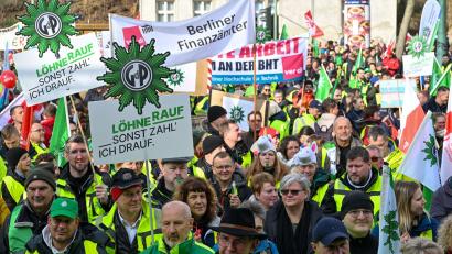 Bild: Soeren Stache/dpa
Begleitet wurde der Verhandlungsauftakt von erneuten Demonstrationen.