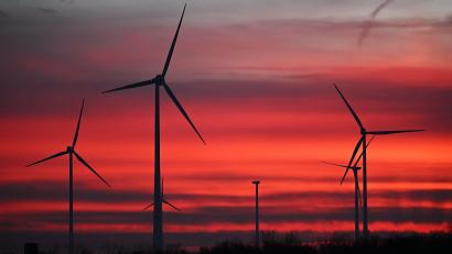 Bild: Robert Jaeger/dpa
Die Gemeinde Kirchendemenreuth diskutiert in ihrer jüngsten Sitzung das Thema Windkraft. Dabei steht der Mindestabstand zu bewohnten Gebieten sowie die Ausweisung von Vorranggebieten im Fokus.