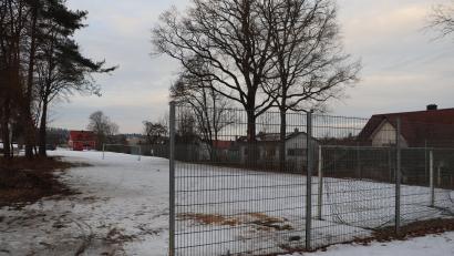 Bild: mrr
Aktuell ist der Wolfsbacher Bolzplatz in der Winterpause. Die fünf Wolfsbacher Vereine möchten nun den Platz für die Dorfjugend ertüchtigen. Mittel dazu sollen aus dem ILE-Regionalbudget kommen.