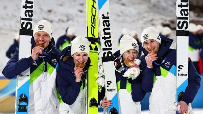 Bild: Daniel Karmann/dpa
Gemeinsamer Jubel: Nika Prevc (2.v.r) und ihr Bruder Domen (r) freuen sich über den Familienerfolg.