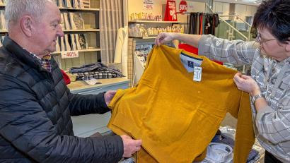 Bild: Stephan Huber
Viele Stammkunden wie Herbert Fischer (links) kommen zum Carl Schmidt wegen der persönlichen Beratung, hier durch Verkäuferin Monika Kauz.