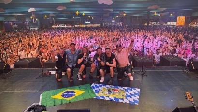 Bild: Daniel Raps
Ausgelassen feiernde Südamerikaner, so weit das Auge reicht. Etwa 20.000 Personen passen in die Halle, in der die Troglauer um Sänger Thomas Wöhrl (Dritter von links) drei Auftritte hatten.