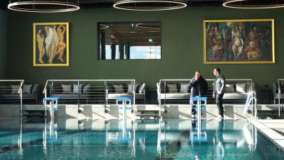 Bild: jut
Als würde man im Louvre schwimmen: Neben dem großen Indoor-Becken hängen zwei große Ölgemälde von Hans Nowak an der dunkelgrünen Wand. Alles Originale, heißt es.