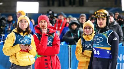 Bild: Daniel Karmann/dpa
Das deutsche Skisprung-Team um Einzel-Olympiasieger Philipp Raimund (r) freut sich auf einen Tag Pause.
