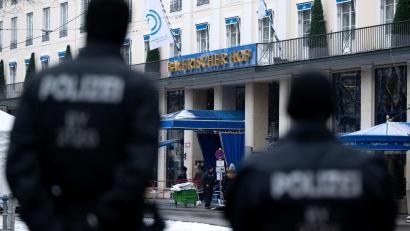 Bild: Sven Hoppe/dpa
Für die Polizei bedeutet die Sicherheitskonferenz immer einen Großeinsatz. (Archivbild)