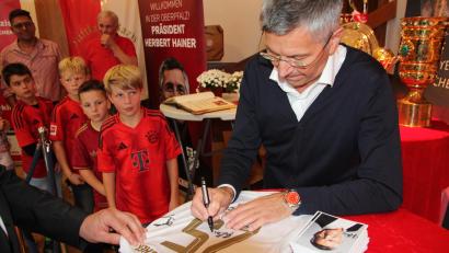 Bild: kro
FC-Bayern-Präsident Herbert Hainer in Plößberg: Autogramme gab es in Hülle und Fülle.