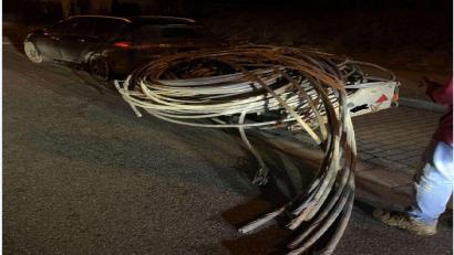 Bild: Polizei Weiden
Deutlich überladen war der Anhänger eines 64-Jährigen, der damit in Weiden unterwegs war. Doch nicht nur das: Seine Ladung war Diebesgut, das er zuvor von einer Baustelle in Altenstadt/WN gestohlen hatte.