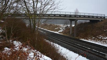 Bild: jr
Elektrifiziert wird die Bahnstrecke Marktredwitz nach Regensburg. Im Bereich der Stadt Mitterteich passiert die Bahn auch diese Brücke (Bild) bei Oberteich, die im Rahmen der Elektrifizierung rückgebaut und neu errichtet werden muss.