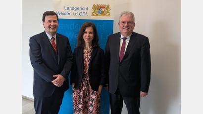 Bild: wüw
Die neue Präsidentin des Oberlandesgericht Nürnberg, Beate Ehrt, bei ihrem Antrittsbesuch in Weiden mit Amtsgerichtsdirektor Werner Schnappauf (links) und Landgerichtspräsident Josef Weidensteiner (rechts).