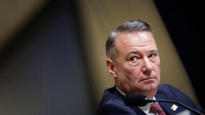 Bild: Tom Brenner/AP/dpa
ICE-Direktor Todd Lyons äußerte sich im US-Repräsentantenhaus auch zur Fußball-WM.