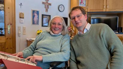 Bild: Paul Zrenner
Waldfride Holzapfel zusammen mit Andreas Sagstetter im ehemaligen Atelier von Fußmaler Günther Holzapfel im Haus in Steinburg bei Hunderdorf.